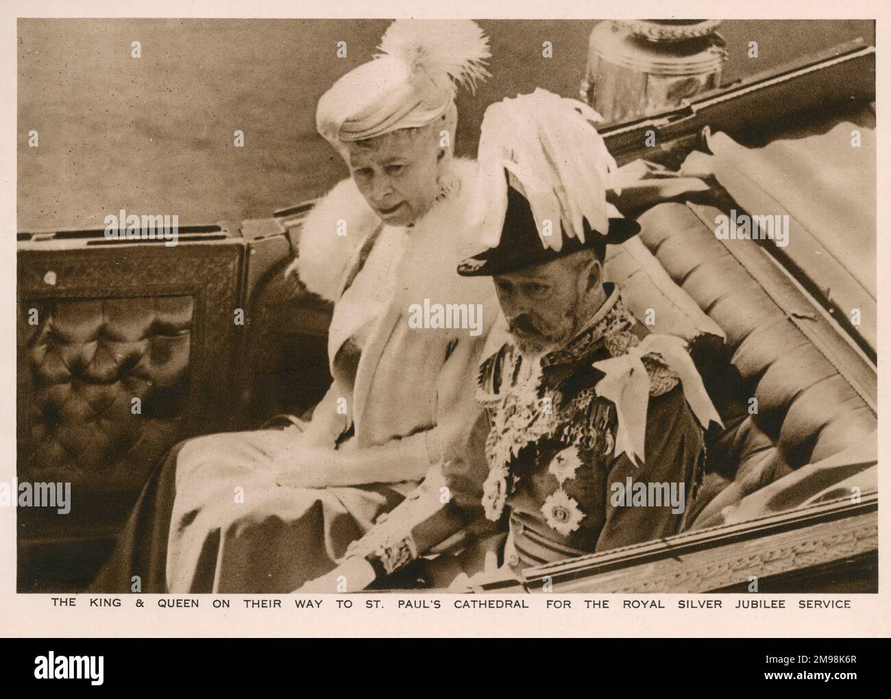 Re Giorgio V e la Regina Maria in carrozza aperta verso la Cattedrale di San Paolo per il servizio del Giubileo d'Argento reale, il 6 maggio 1935, per celebrare 25 anni sul trono britannico. Foto Stock
