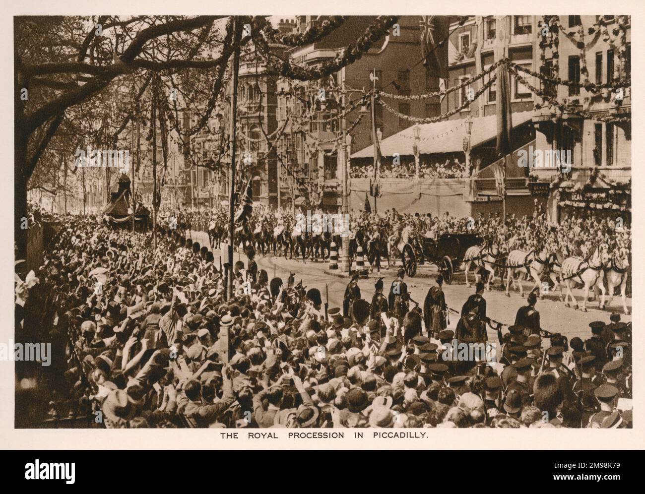 Re Giorgio V e la Regina Maria in carrozza aperta verso la Cattedrale di San Paolo per il servizio del Giubileo d'Argento reale, il 6 maggio 1935, per celebrare 25 anni sul trono britannico. Qui si vede la processione reale di Piccadilly. Foto Stock
