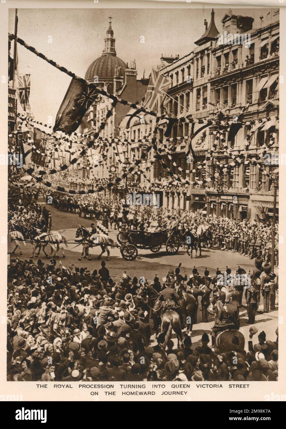 Re Giorgio V e la Regina Maria in carrozza aperta durante il loro viaggio di ritorno dalla Cattedrale di San Paolo, dopo il servizio di ringraziamento del Giubileo d'Argento reale, il 6 maggio 1935, per celebrare 25 anni sul trono britannico. Qui si vede la processione reale che si trasforma in Queen Victoria Street. Foto Stock