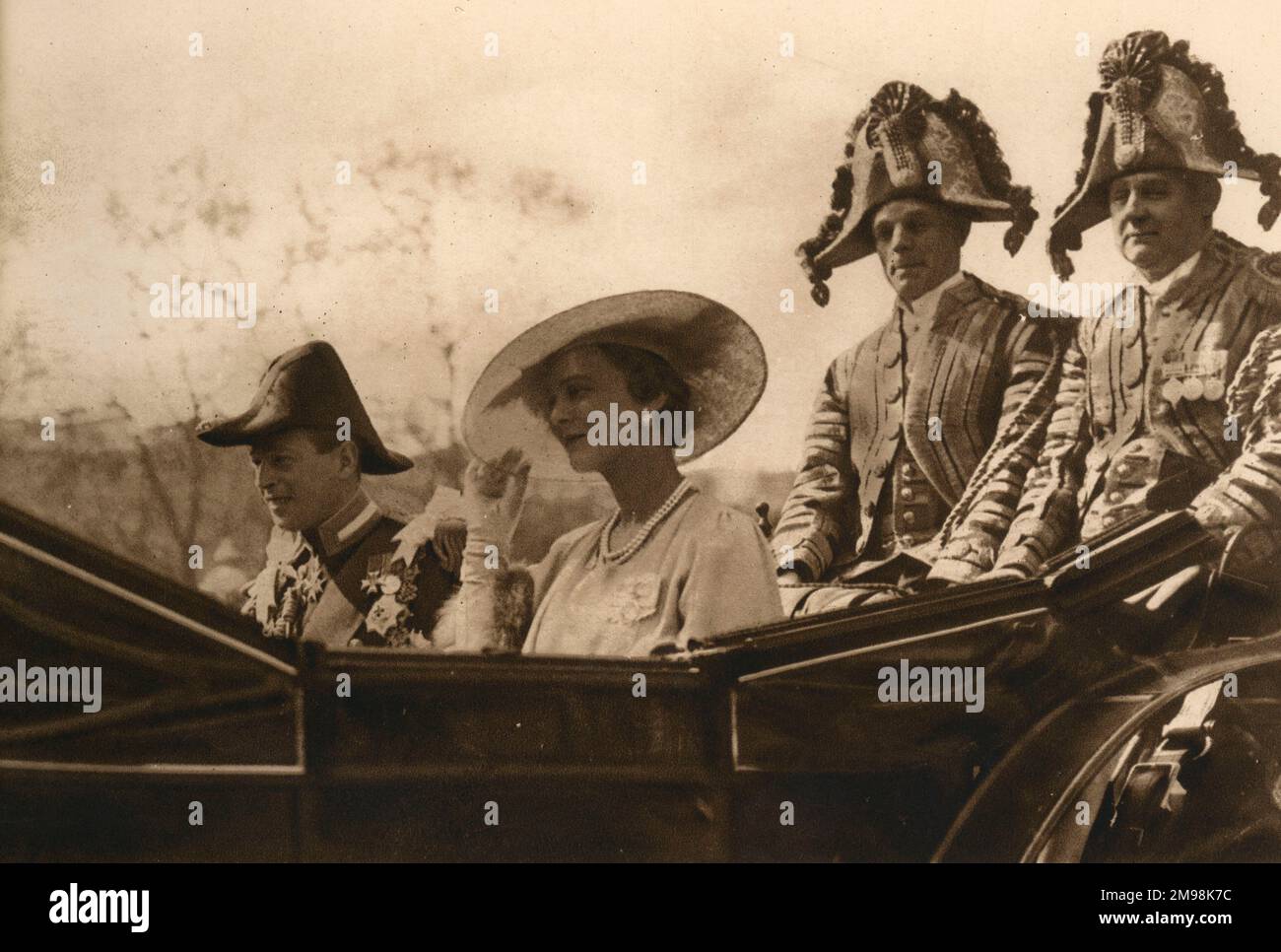 Il Duca e la Duchessa del Kent in carrozza aperta sulla loro strada per la Cattedrale di San Paolo per il servizio di ringraziamento del Giubileo d'Argento reale, il 6 maggio 1935, per celebrare i 25 anni del re Giorgio V e della regina Maria sul trono britannico. Foto Stock