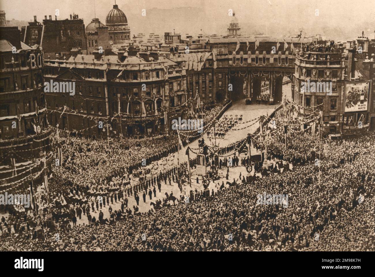 Veduta aerea della processione reale che si avvicina all'Arco dell'Ammiragliato, il 6 maggio 1935, durante il viaggio di ritorno di Re Giorgio V e della Regina Maria dalla Cattedrale di San Paolo per il servizio di ringraziamento del Giubileo d'Argento reale, celebrando 25 anni sul trono britannico. Foto Stock
