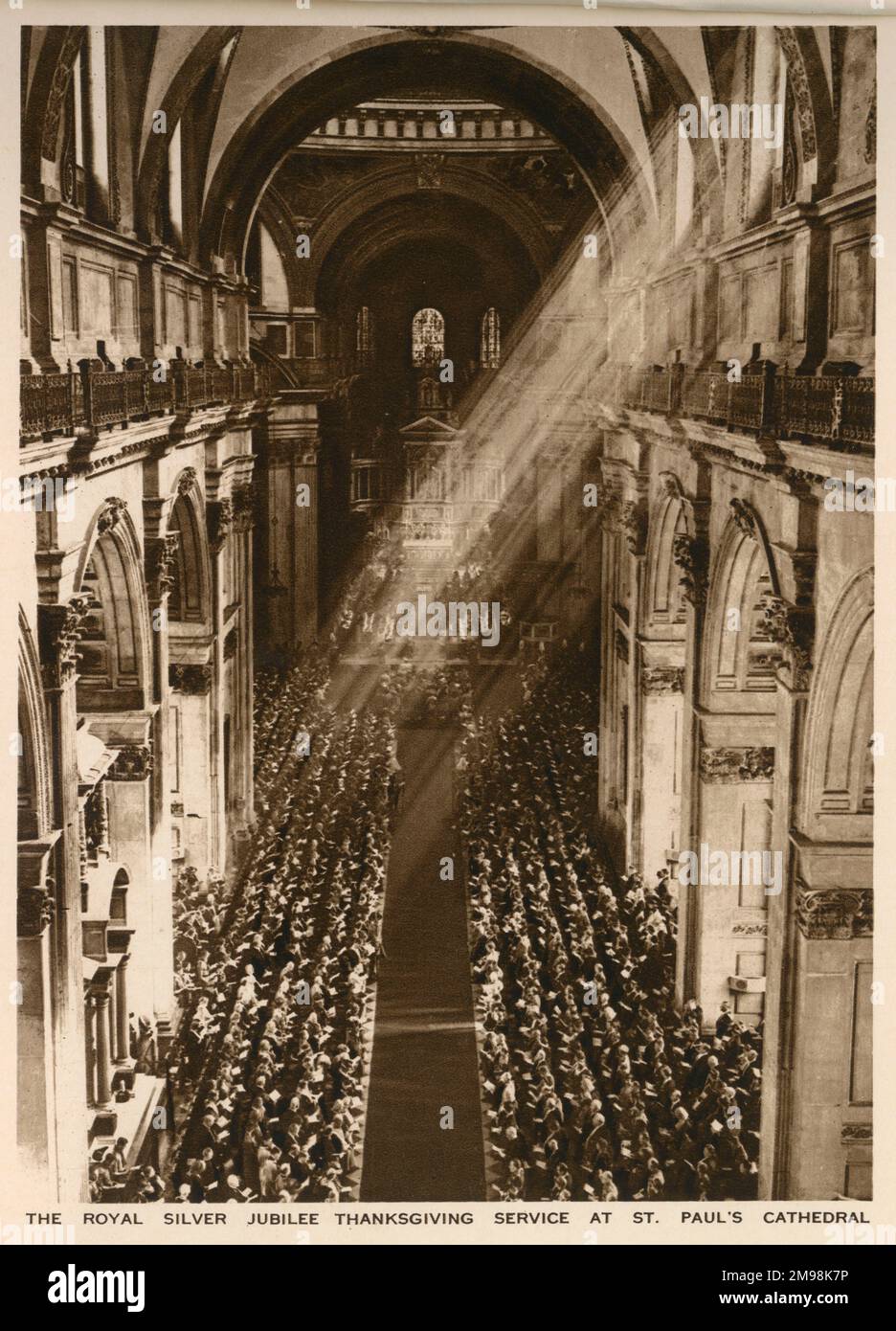 Vista aerea all'interno della Cattedrale di San Paolo, che mostra il servizio di ringraziamento del Giubileo d'Argento reale in corso il 6 maggio 1935, per celebrare i 25 anni di Re Giorgio V e della Regina Maria sul trono britannico. Foto Stock