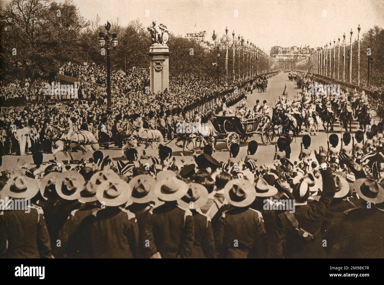 Re Giorgio V e la Regina Maria in carrozza aperta, tornando a Buckingham Palace il 6 maggio 1935, dopo il servizio di ringraziamento del Giubileo d'Argento reale alla Cattedrale di San Paolo per celebrare 25 anni sul trono britannico. Foto Stock