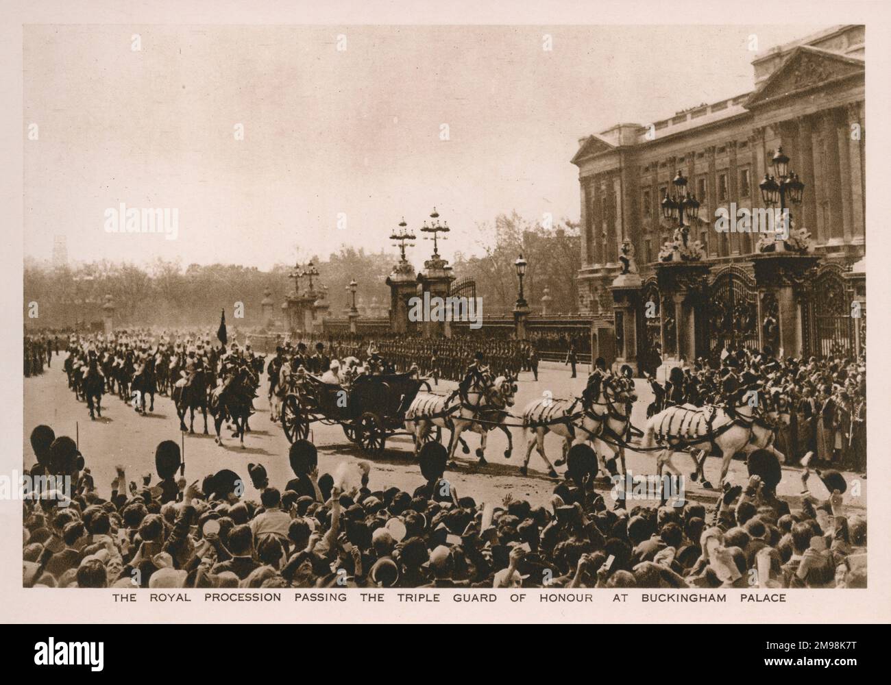 Re Giorgio V e la Regina Maria in carrozza aperta verso la Cattedrale di San Paolo per il servizio del Giubileo d'Argento reale, il 6 maggio 1935, per celebrare 25 anni sul trono britannico. Qui si vede la processione reale passando la tripla guardia d'onore a Buckingham Palace. Foto Stock