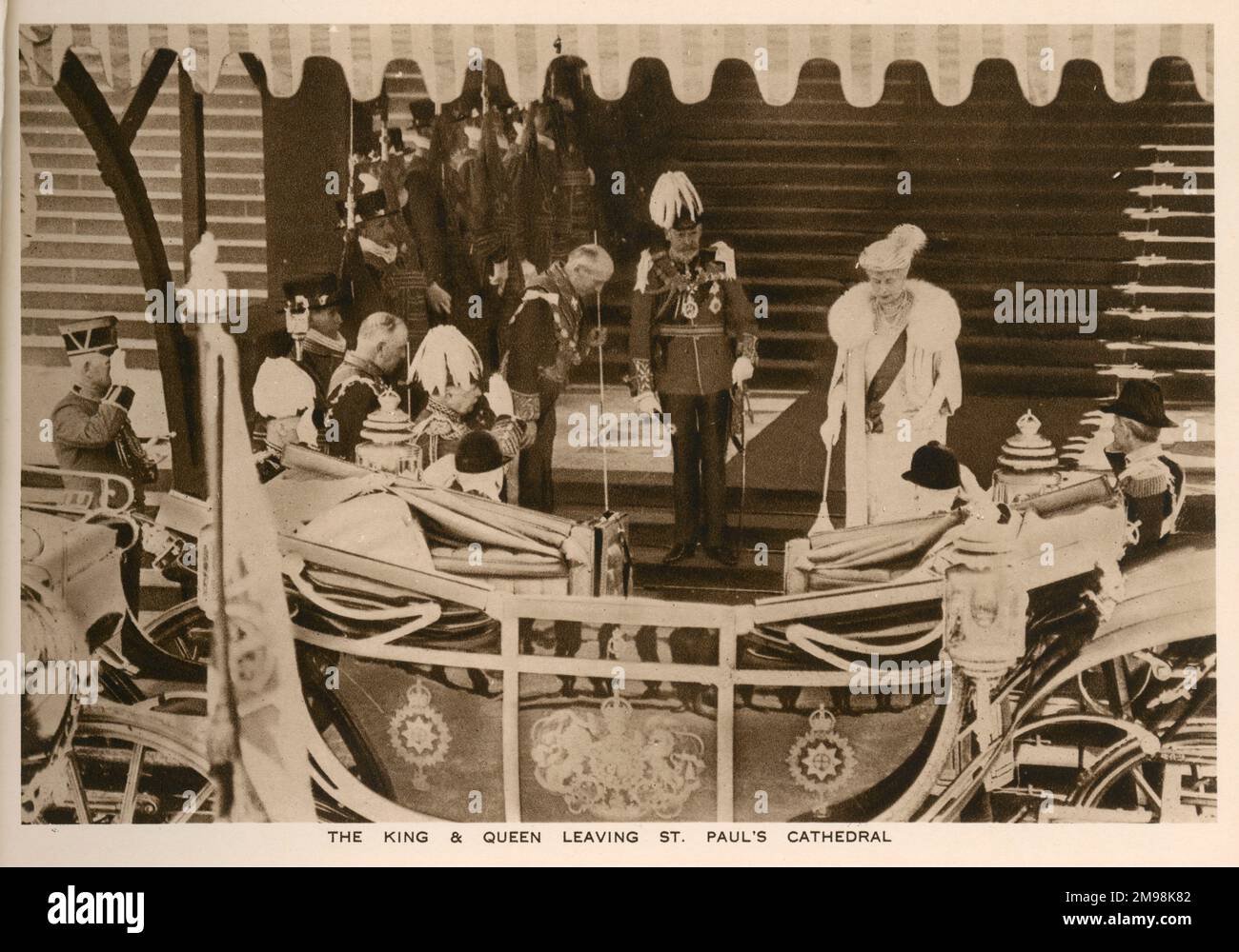 Re Giorgio V e la Regina Maria lasciano la Cattedrale di San Paolo dopo il servizio di ringraziamento del Giubileo d'Argento reale, il 6 maggio 1935, per celebrare 25 anni sul trono britannico. Foto Stock