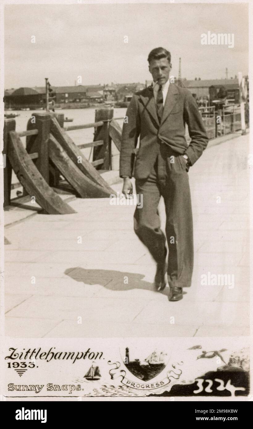Dapper Young gent on Seafront at Littlehampton, West Sussex - Sunny Snaps Foto Stock