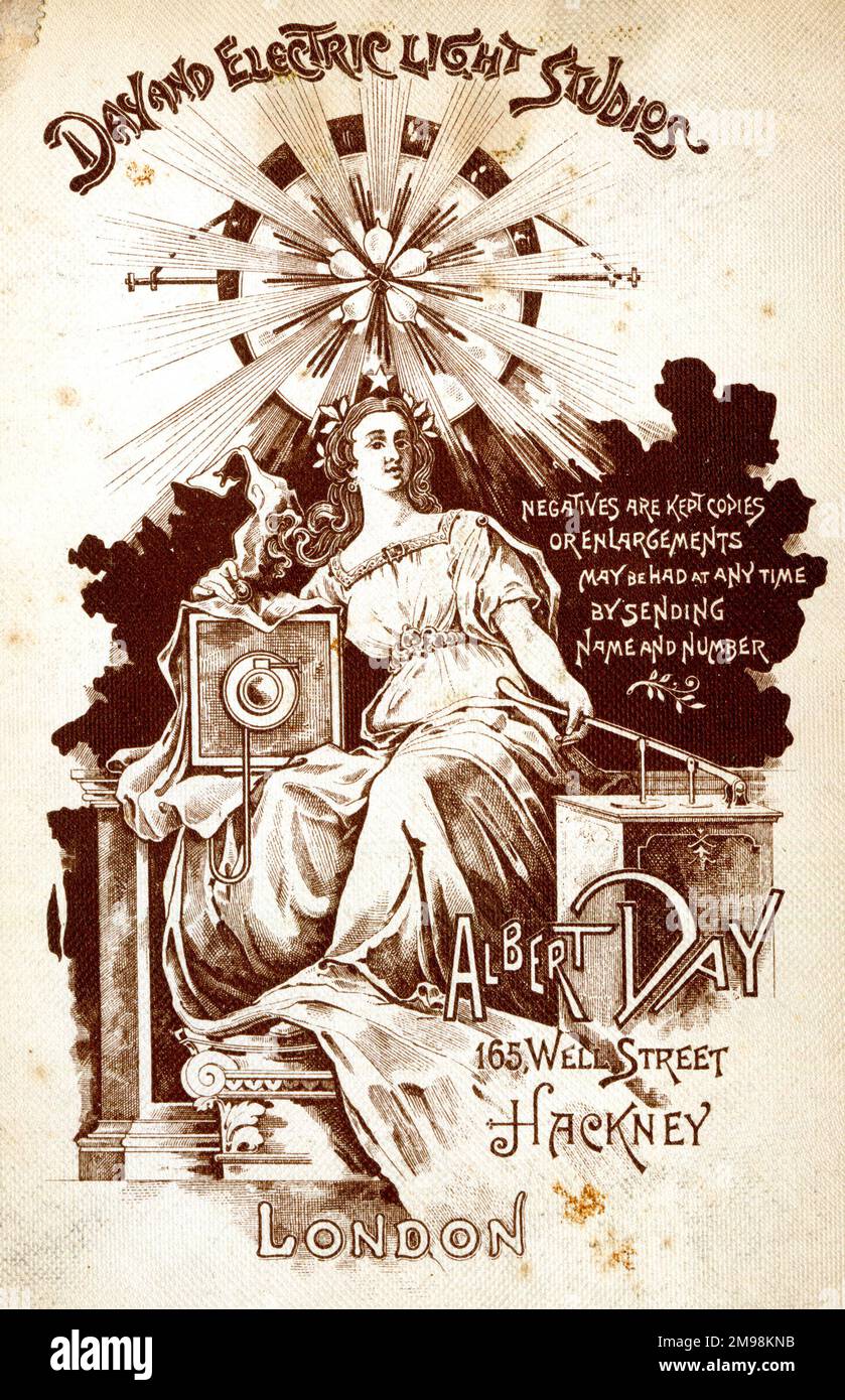 Scheda cabinet, design Art Nouveau sul retro - Albert Day, fotografo, 165 Well Street, Hackney, East London. Day and Electric Light Studios. Foto Stock