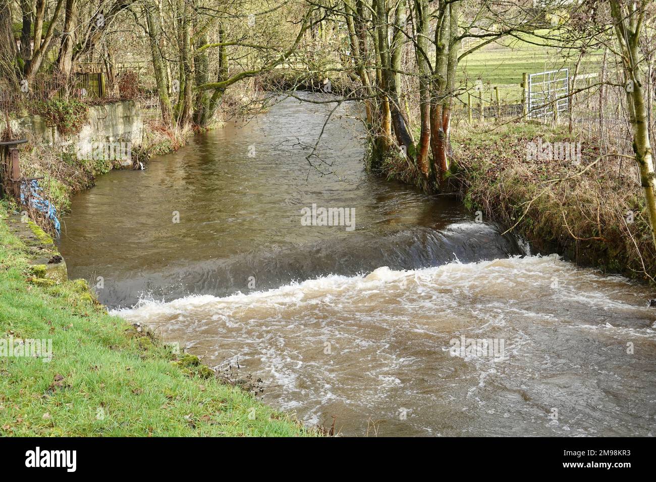 Il fiume Sett scorre attraverso New Mills, Derbyshire Foto Stock