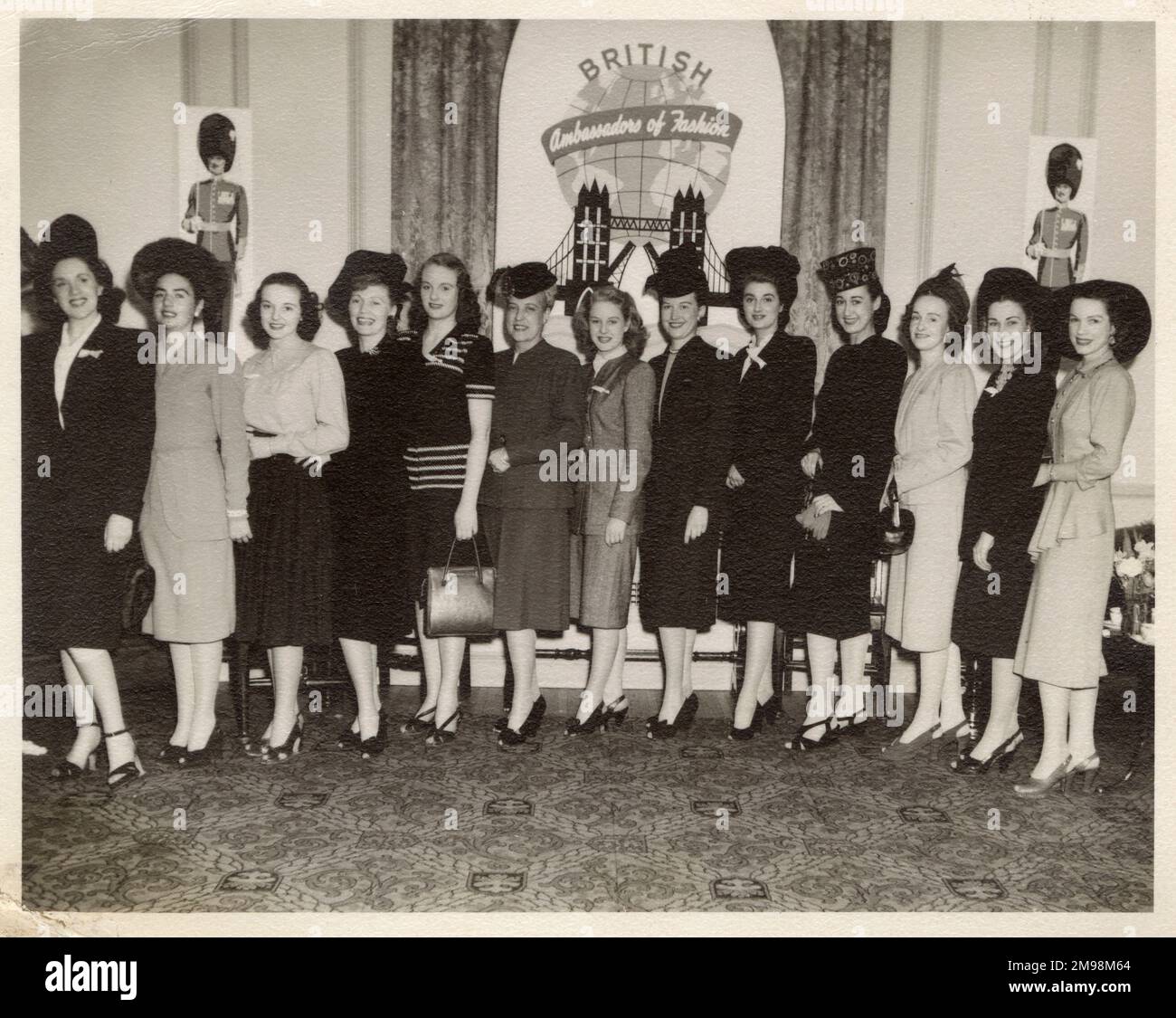 Nel novembre 1946, Eaton's (un grande rivenditore di moda canadese) ha presentato "gli ambasciatori britannici della moda". Questa mostra è stata sviluppata e organizzata da Miss Clayton della Lucie Clayton School of Modelling di Londra. Il tour internazionale è stato sostenuto da produttori e case di moda inglesi, nonostante la scarsità di beni da mostrare. Tra i designer che hanno partecipato vi sono Peter Russell, Hardy Amies, Creed, Digby Morton, Bianca Mosca, Worth, Angele Delanghe e Norman Hartnell. Foto Stock