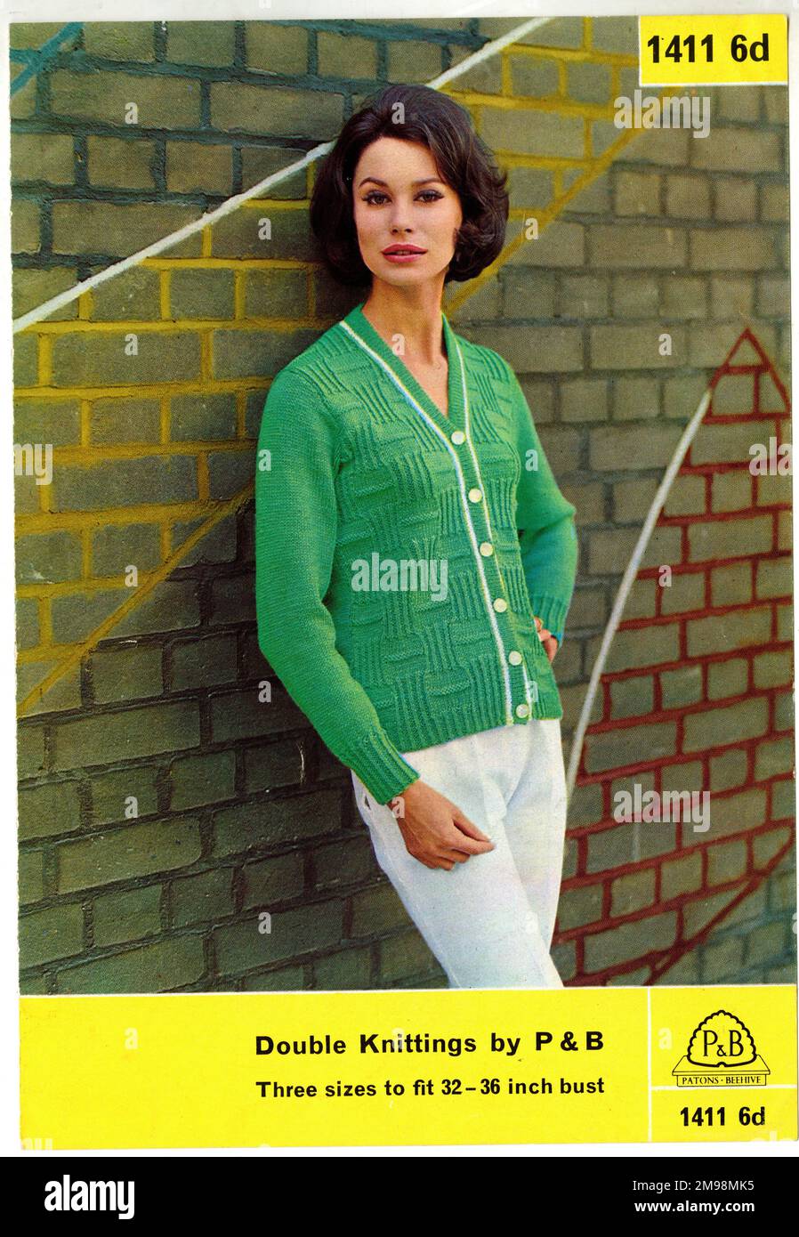 Donna in un cardigan verde design a scacchi. Foto Stock