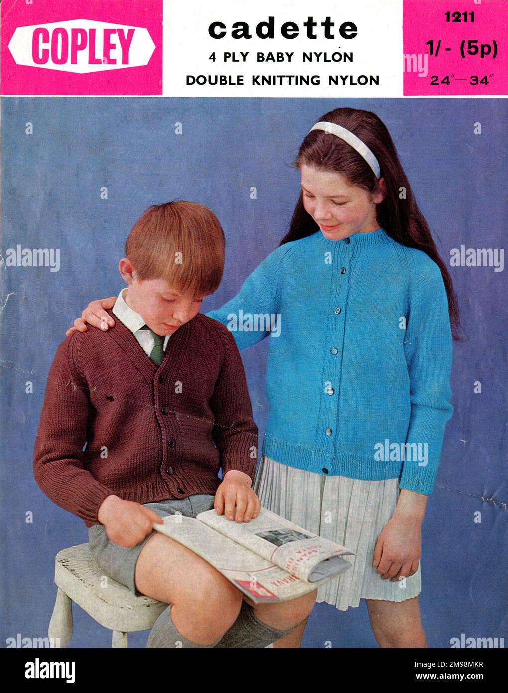 Ragazza e ragazzo in cardigan a maglia. Il prezzo del modello è mostrato sia in vecchie che in nuove valute (uno scellino equivale a cinque pence). Foto Stock