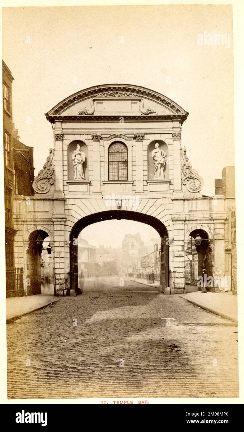 Vista di Temple Bar, tra lo Strand e Fleet Street, Londra, prima che fosse rimosso nel 1878 per ampliare la strada per il traffico. Foto Stock