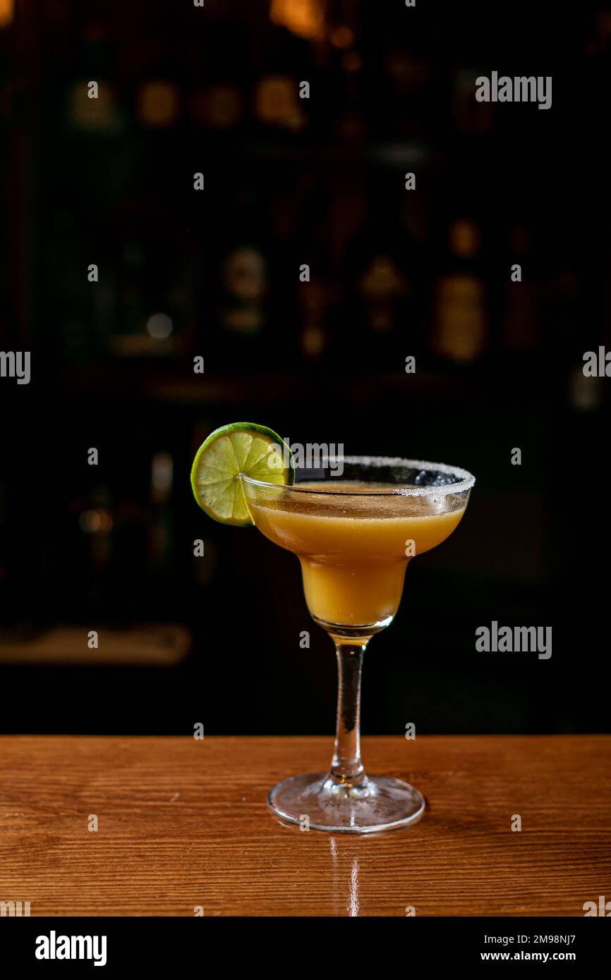 Gustoso cocktail daiquiri con lime servito su un bancone bar Foto Stock
