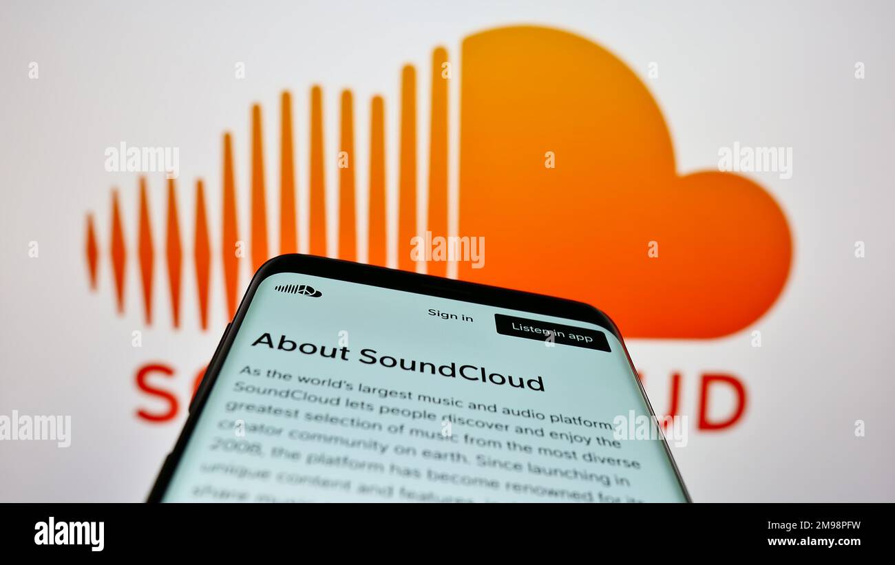 Smartphone con sito Web della società tedesca di condivisione musicale SoundCloud sullo schermo di fronte al logo aziendale. Messa a fuoco in alto a sinistra del display del telefono. Foto Stock