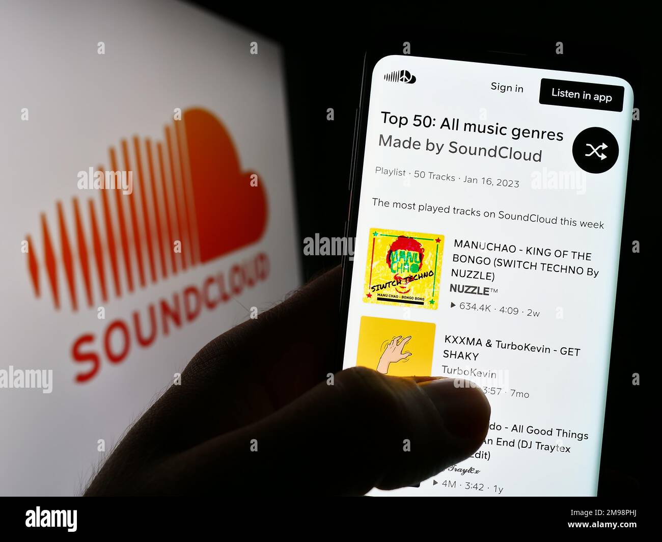 Persona che tiene il cellulare con la pagina web della società tedesca di condivisione di musica SoundCloud sullo schermo di fronte al logo. Messa a fuoco al centro del display del telefono. Foto Stock