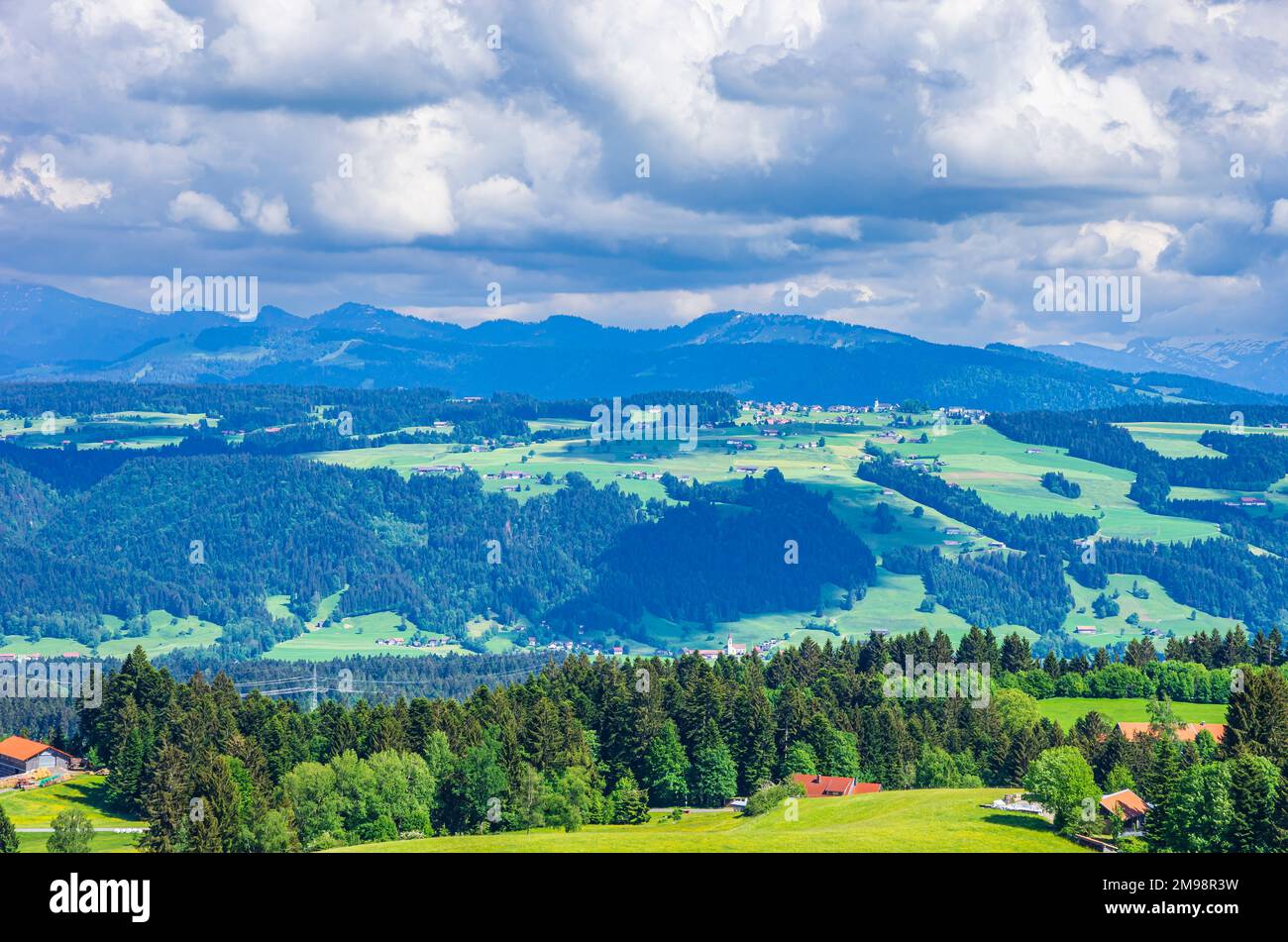 Paesaggio pittoresco e zona rurale nel Allgaeu occidentale intorno al comune di Scheidegg vicino a Lindau, Baviera, Germania. Foto Stock