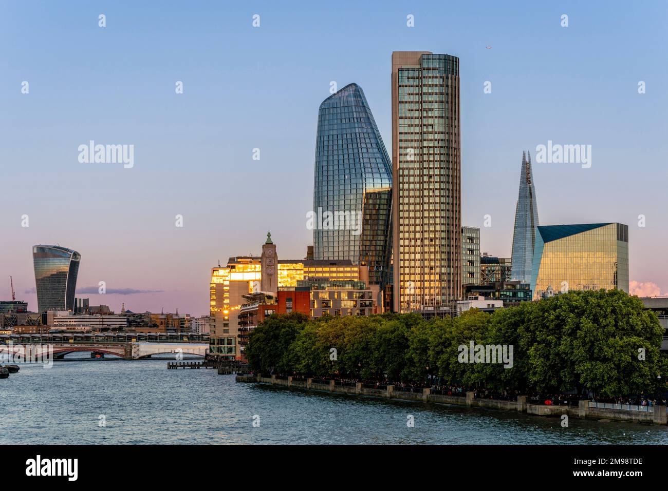 Architettura moderna lungo il Tamigi, Londra, Regno Unito. Foto Stock