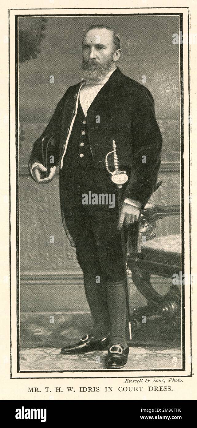 T H W Idris, fondatore della società di bevande analcoliche, visto qui in abbigliamento da corte. Foto Stock