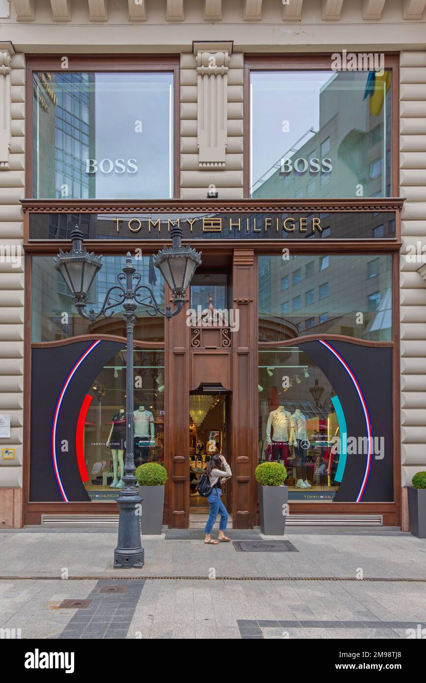 Budapest, Ungheria - 31 luglio 2022: Negozio di abbigliamento Tommy Hilfiger  a Fashion Street nel centro della capitale Foto stock - Alamy