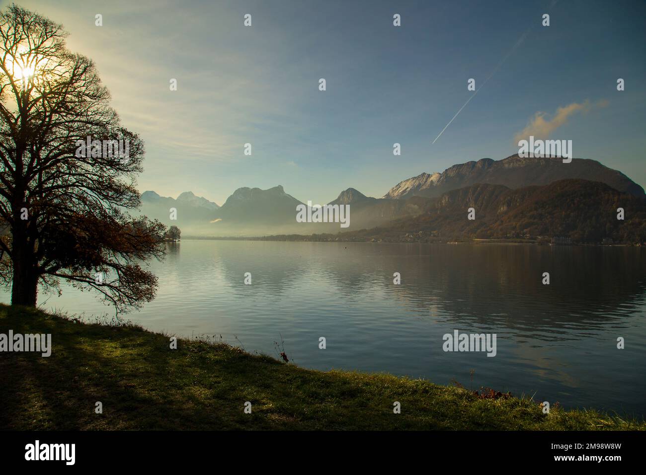 Montagne Bauges che si affaccia sul lago di Annecy, alta Savoia, Francia. Foto Stock