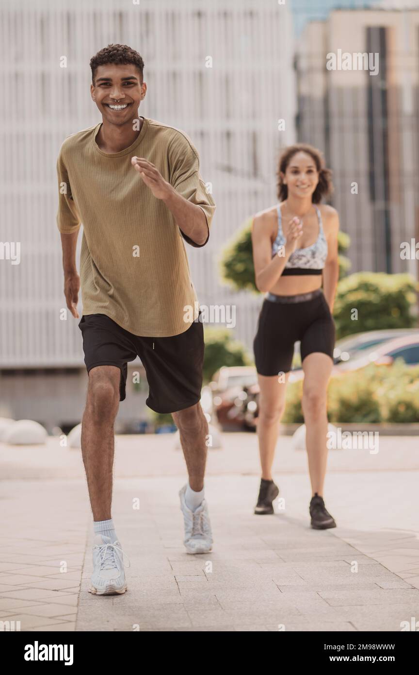 Un giovane sportivo e una ragazza che esegue un esercizio aerobico Foto Stock