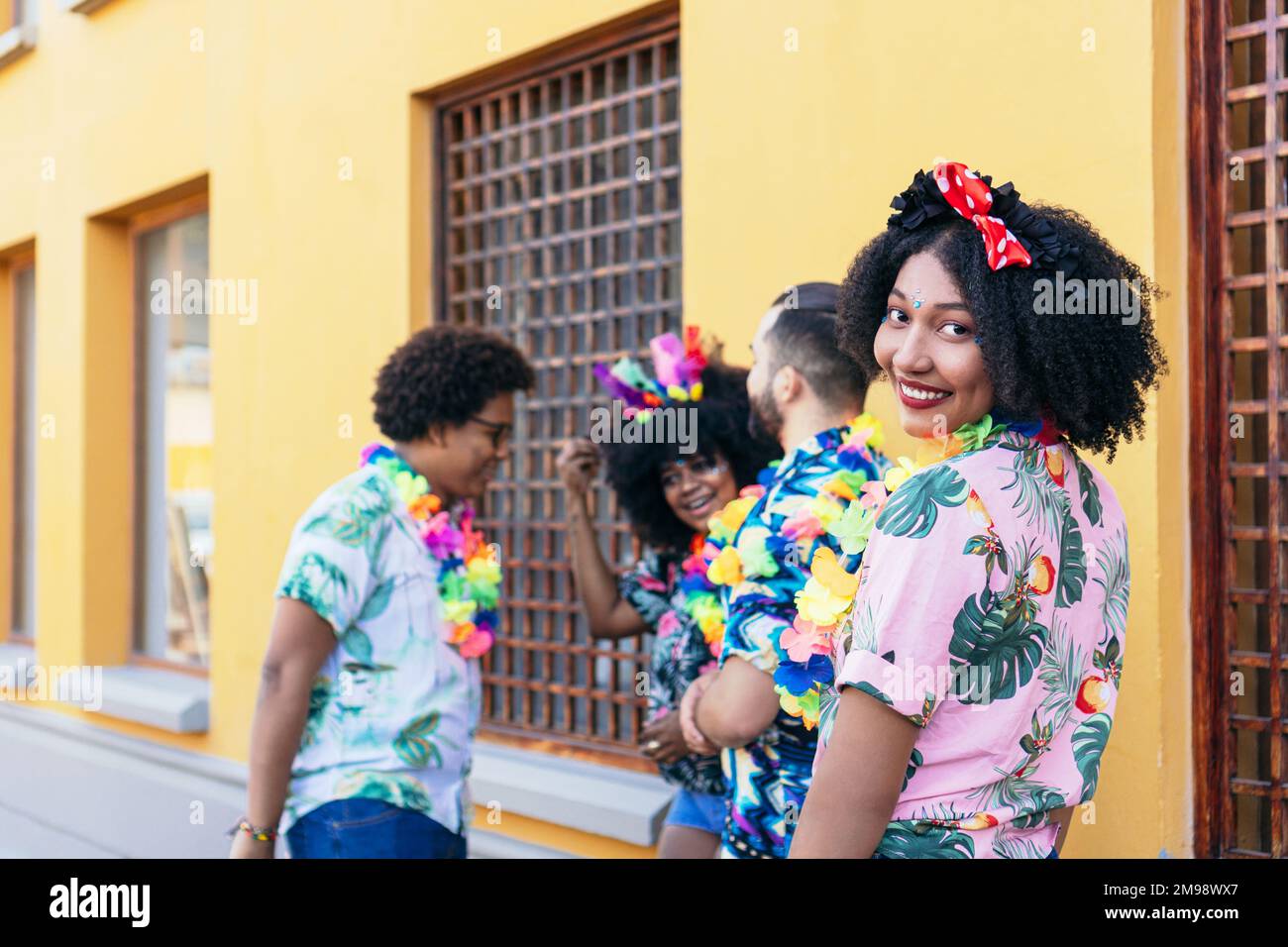 Ritratto di bella donna afro al Carnevale colombiano Foto Stock