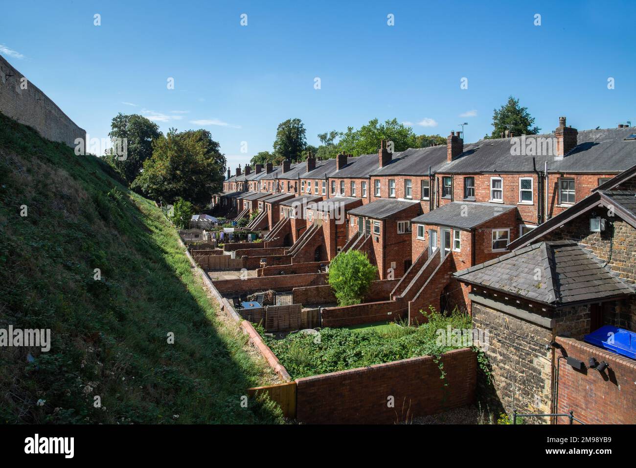 Il retro di una fila di case a schiera tradizionali e i loro giardini. Foto Stock