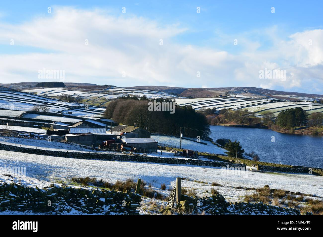 Haworth Moor e Lower Laithe Reservoir, Bronte Country, in un giorno invernale innevato e soleggiato, nello Yorkshire occidentale Foto Stock