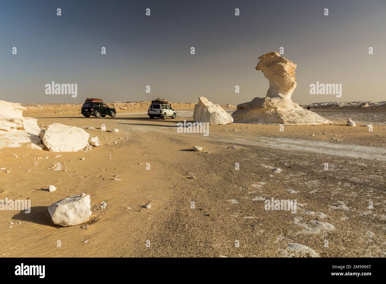 4WD veicoli turistici nel deserto Bianco, Egitto Foto Stock