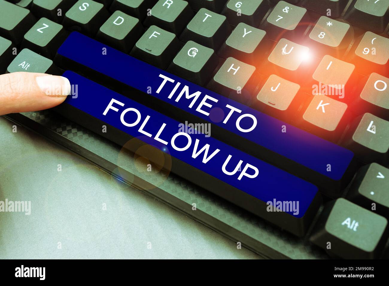 Cartello di testo che mostra il tempo di follow-up, la richiesta di approccio aziendale relativa all'attività precedente o la continuazione delle informazioni Foto Stock