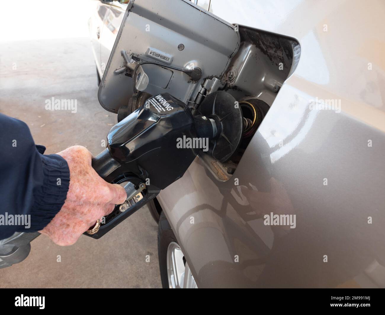 Pompaggio di gas in una stazione di servizio. Rifornimento dell'automobile con benzina. Rifornimento di carburante in una stazione di servizio. Foto Stock