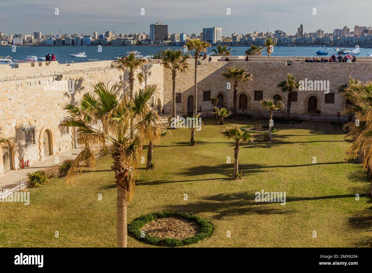 Cortile della Cittadella di Qaitbay (Forte di Qaitbey) ad Alessandria, Egitto Foto Stock