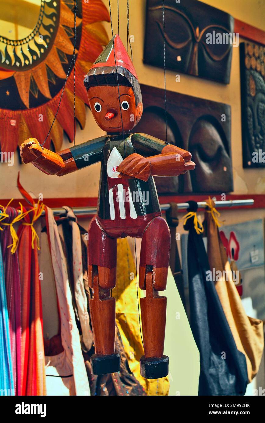 Italia, negozio di souvenir a Otarnto con pupazzo di Pinocchio in legno, un personaggio famoso della fiaba Foto Stock