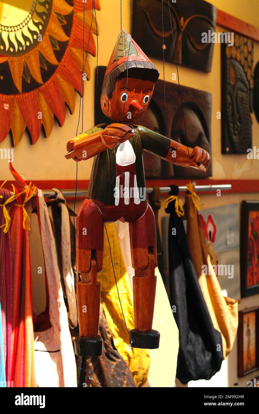 Italia, negozio con un pupazzo di Pinocchio in legno, una famosa fiaba Foto Stock