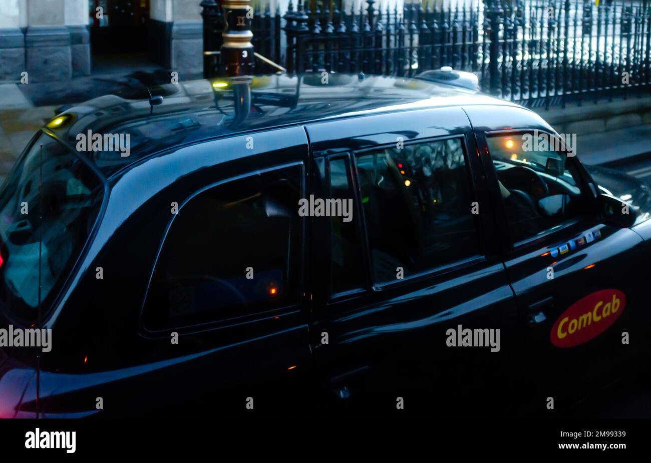 Londra, Regno Unito, 15th dicembre 2012: Un tipico cabbie nero sta guidando attraverso la città all'alba. Foto Stock