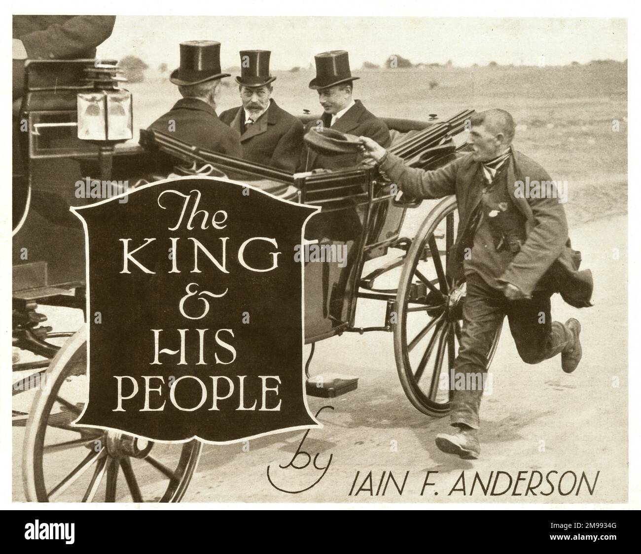 Disegno della copertina, The King & His People, di Iain F Anderson, che mostra George V e altri due uomini in una carrozza, con un uomo che corre accanto a tenere fuori il cappello. Foto Stock