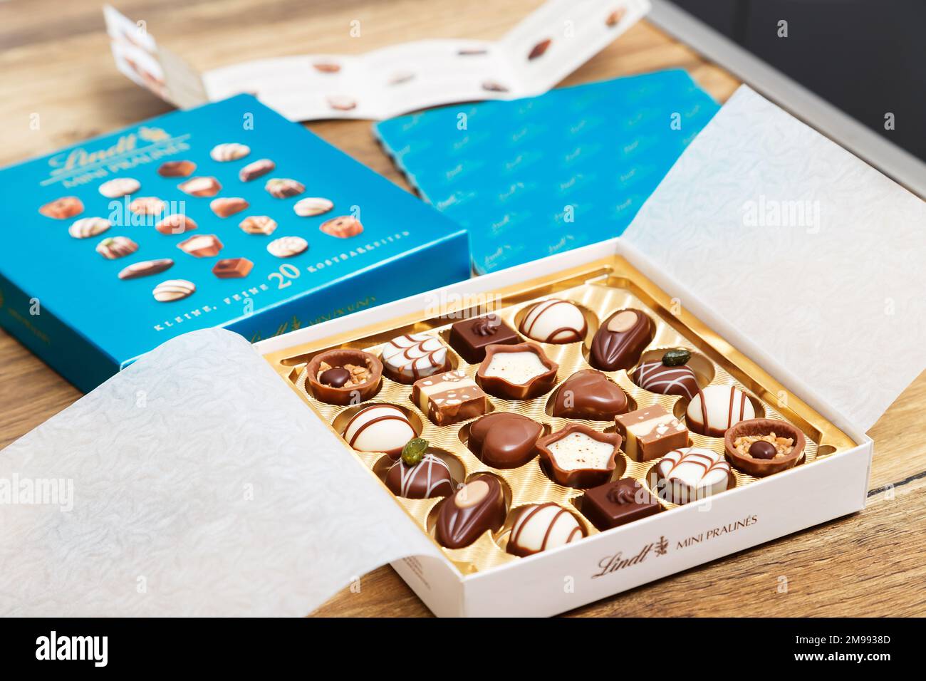 Zurigo, Svizzera - Gennaio 7 2023: Lindt Mini pralines Box. Primo piano di una piccola scatola regalo aperta di caramelle al cioccolato svizzere. Lussuosa selezione di capolavori in miniatura di latte, bianco e scuro. Foto Stock