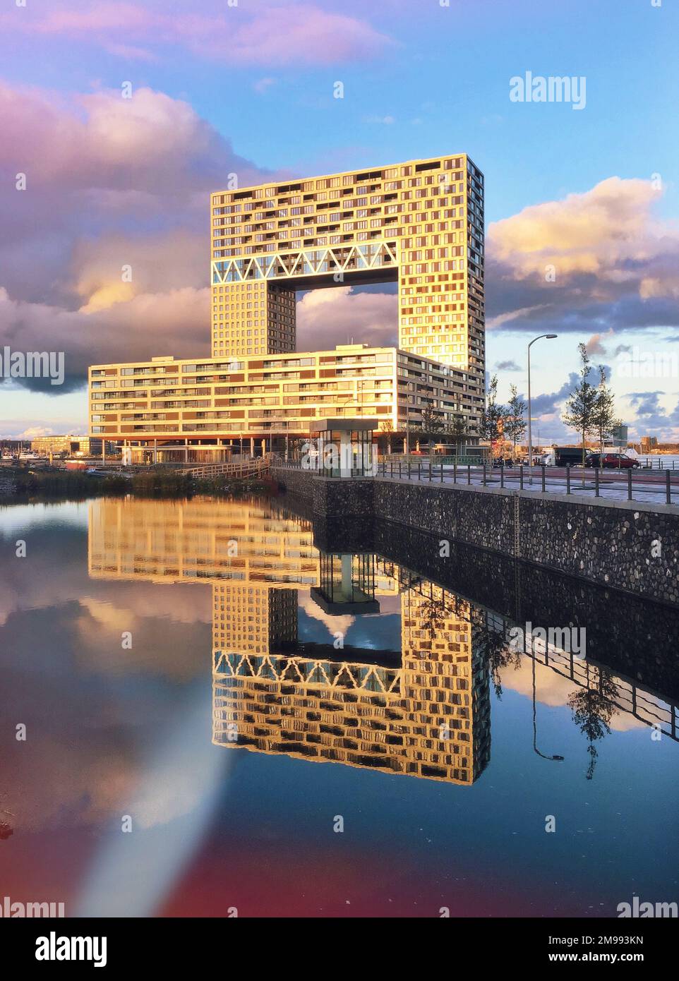 Il Pontsteigergebouw si rifletteva sull'acqua di Amsterdam, nei Paesi Bassi. Un moderno punto di riferimento architettonico sul lungomare. Foto Stock