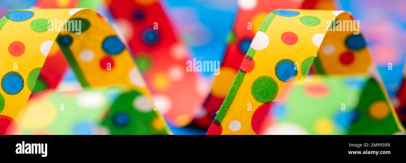 Confetti colorati streamer alla festa Foto Stock