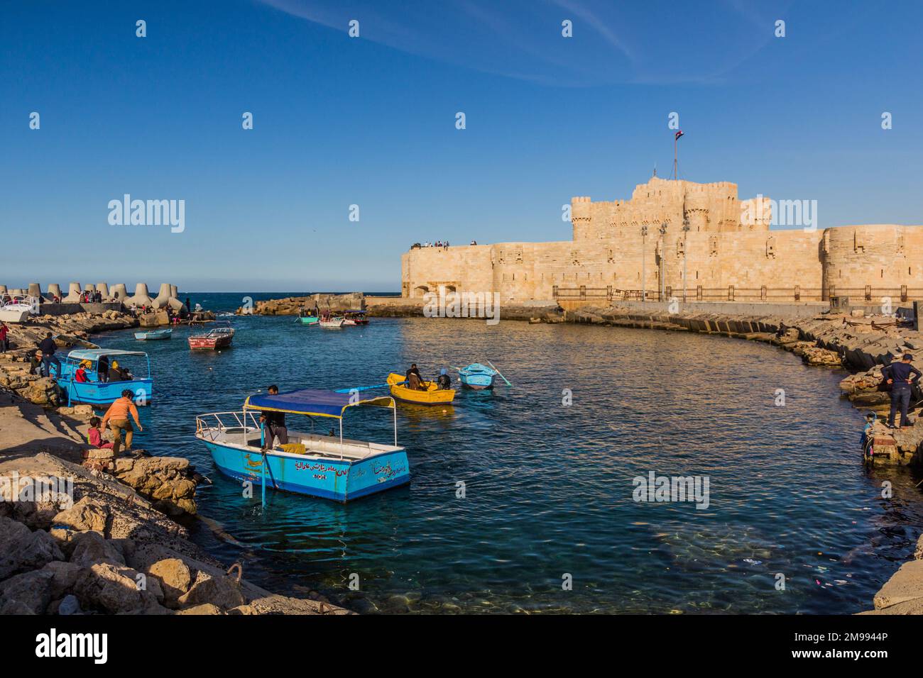 ALESSANDRIA, EGITTO - 2 FEBBRAIO 2019: Barche e Cittadella di Qaitbay (Forte di Qaitbey) ad Alessandria, Egitto Foto Stock