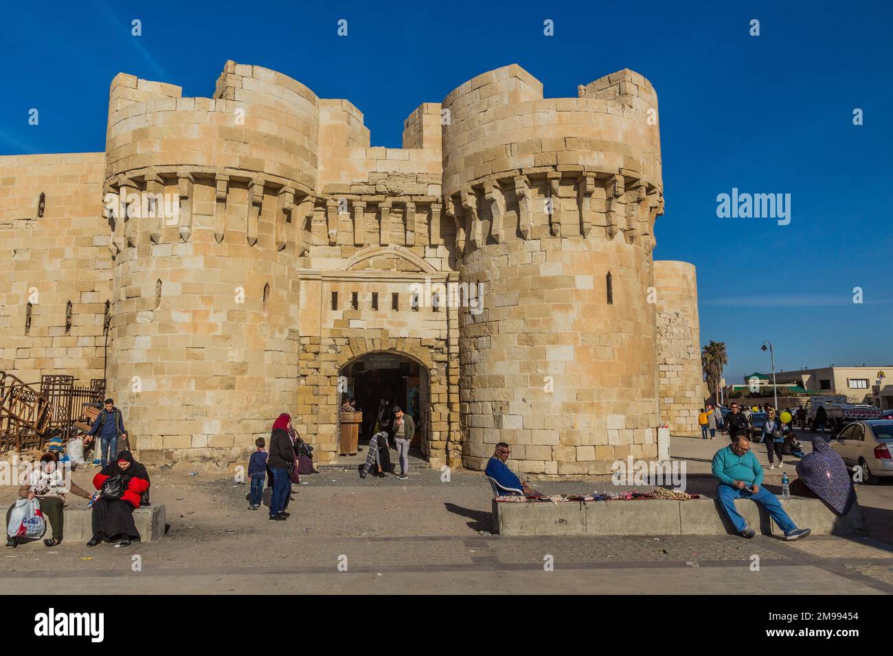 ALESSANDRIA, EGITTO - 2 FEBBRAIO 2019: Porta della Cittadella di Qaitbay (Forte di Qaitbey) ad Alessandria, Egitto Foto Stock