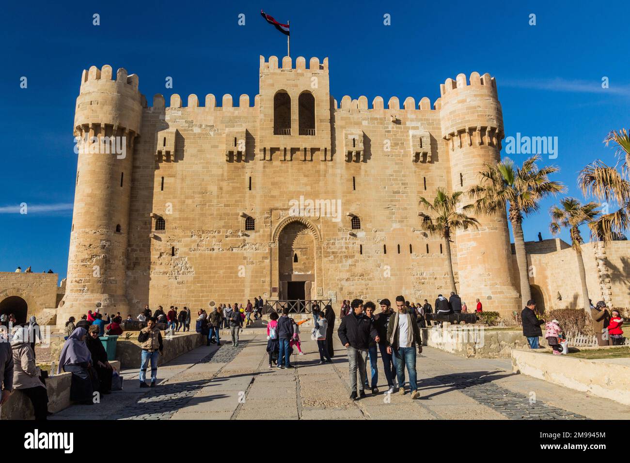 ALESSANDRIA, EGITTO - 2 FEBBRAIO 2019: La gente visita la Cittadella di Qaitbay (Forte di Qaitbey) ad Alessandria, Egitto Foto Stock