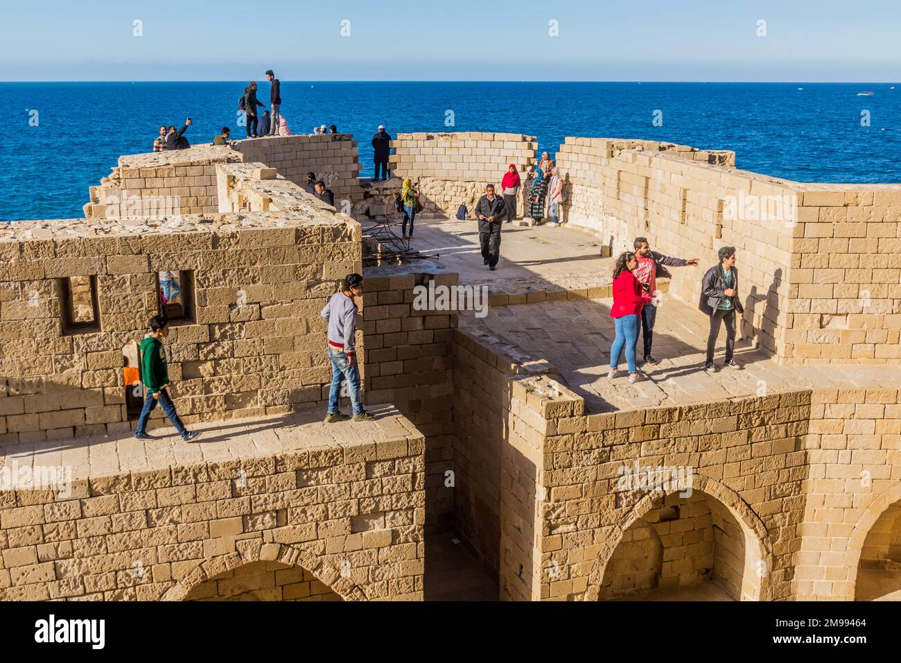 ALESSANDRIA, EGITTO - 2 FEBBRAIO 2019: Persone sulle pareti della Cittadella di Qaitbay (Forte di Qaitbey) ad Alessandria, Egitto Foto Stock