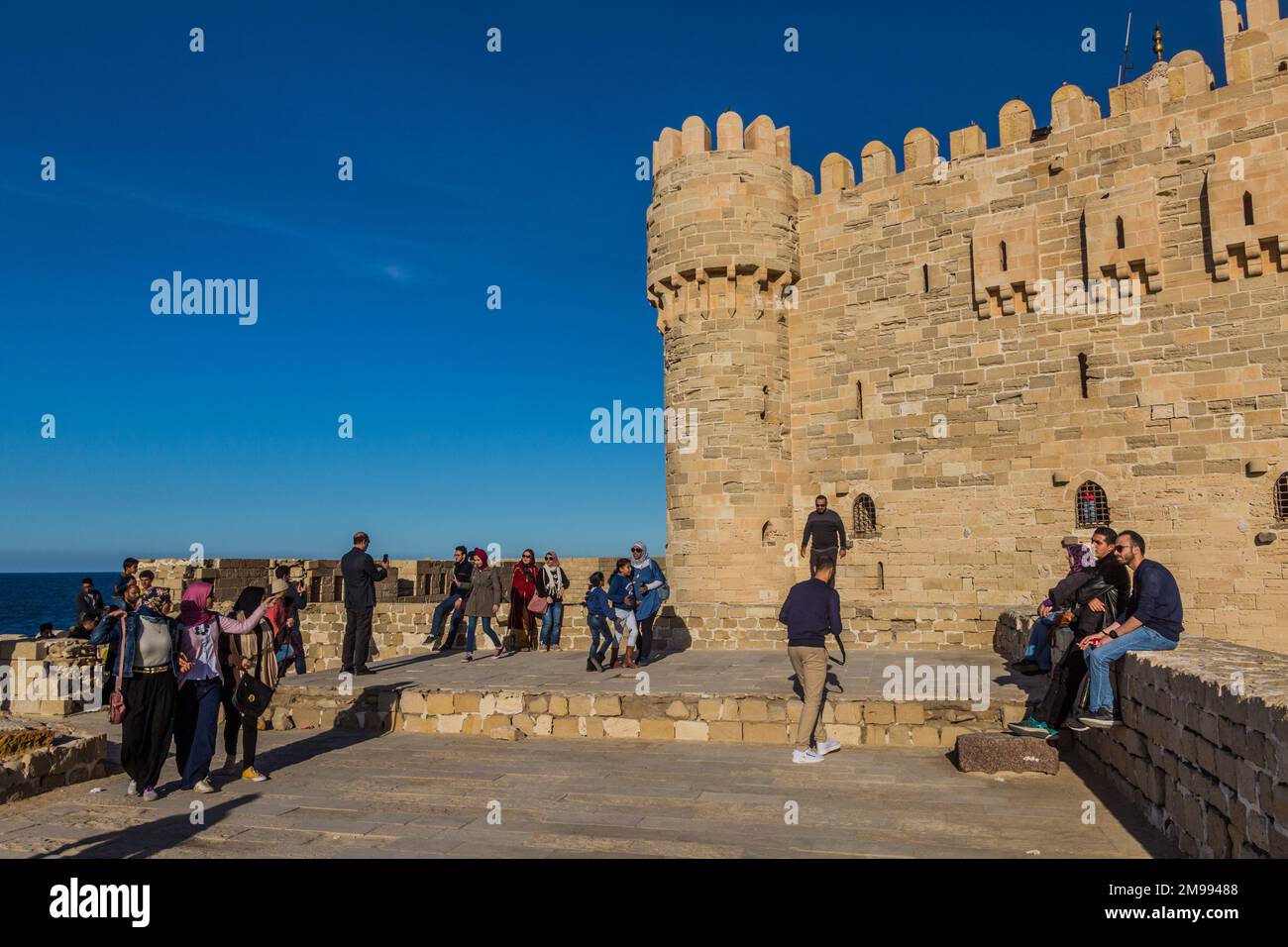 ALESSANDRIA, EGITTO - 2 FEBBRAIO 2019: La gente visita la Cittadella di Qaitbay (Forte di Qaitbey) ad Alessandria, Egitto Foto Stock