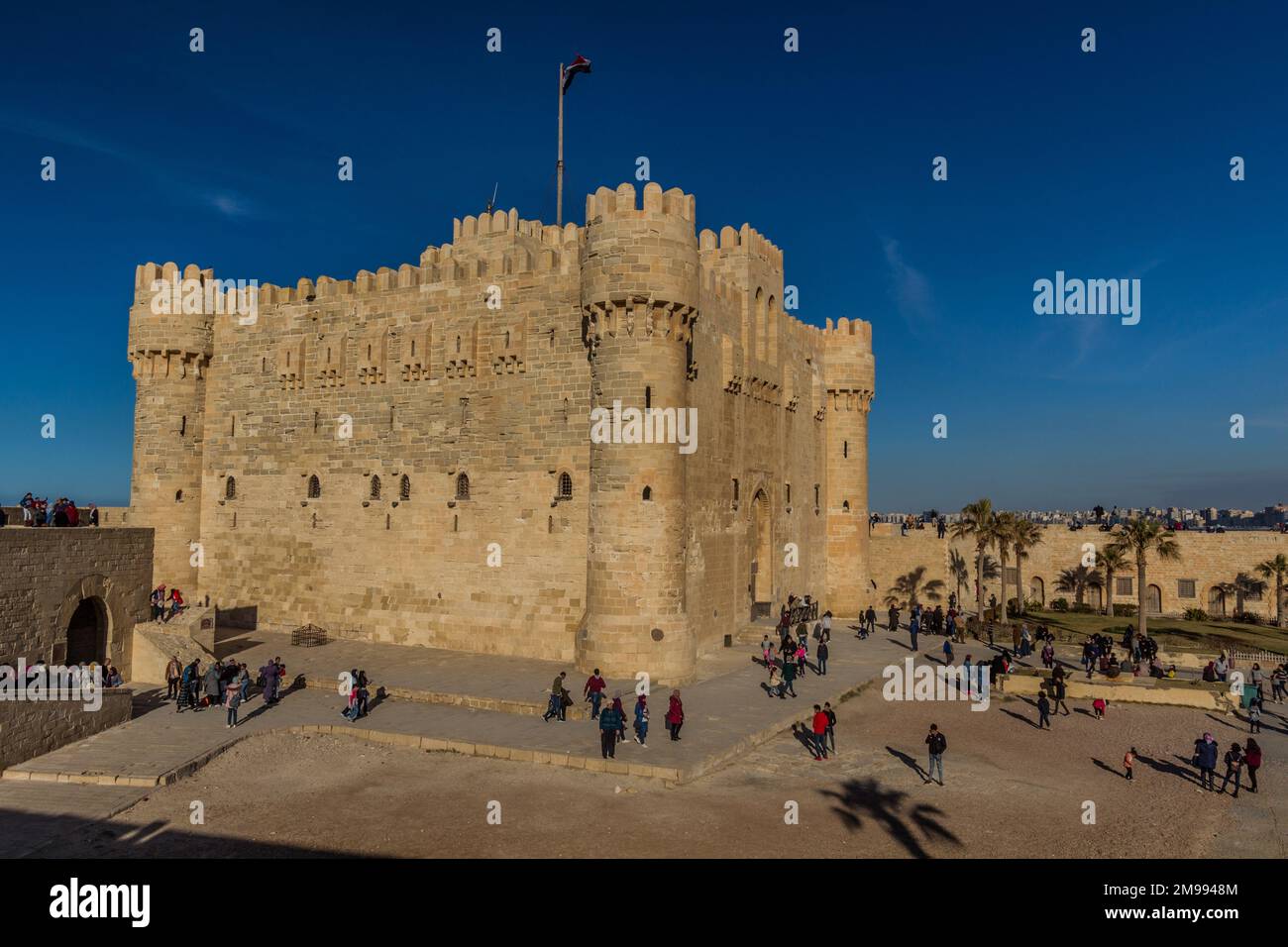 ALESSANDRIA, EGITTO - 2 FEBBRAIO 2019: La gente visita la Cittadella di Qaitbay (Forte di Qaitbey) ad Alessandria, Egitto Foto Stock