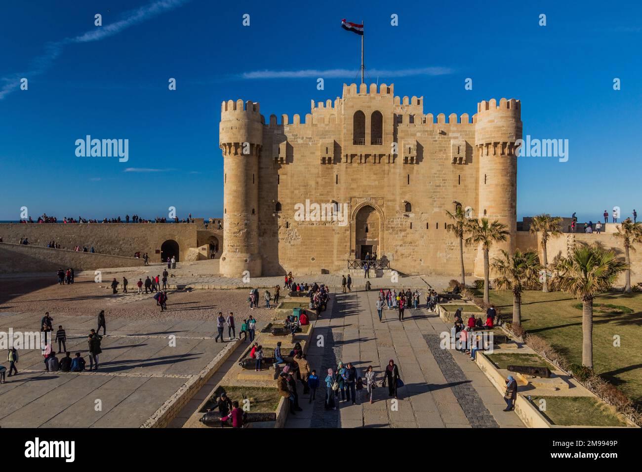 ALESSANDRIA, EGITTO - 2 FEBBRAIO 2019: La gente visita la Cittadella di Qaitbay (Forte di Qaitbey) ad Alessandria, Egitto Foto Stock