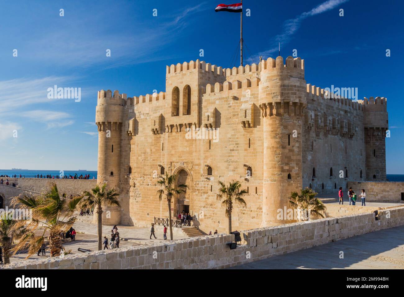 ALESSANDRIA, EGITTO - 2 FEBBRAIO 2019: La gente visita la Cittadella di Qaitbay (Forte di Qaitbey) ad Alessandria, Egitto Foto Stock