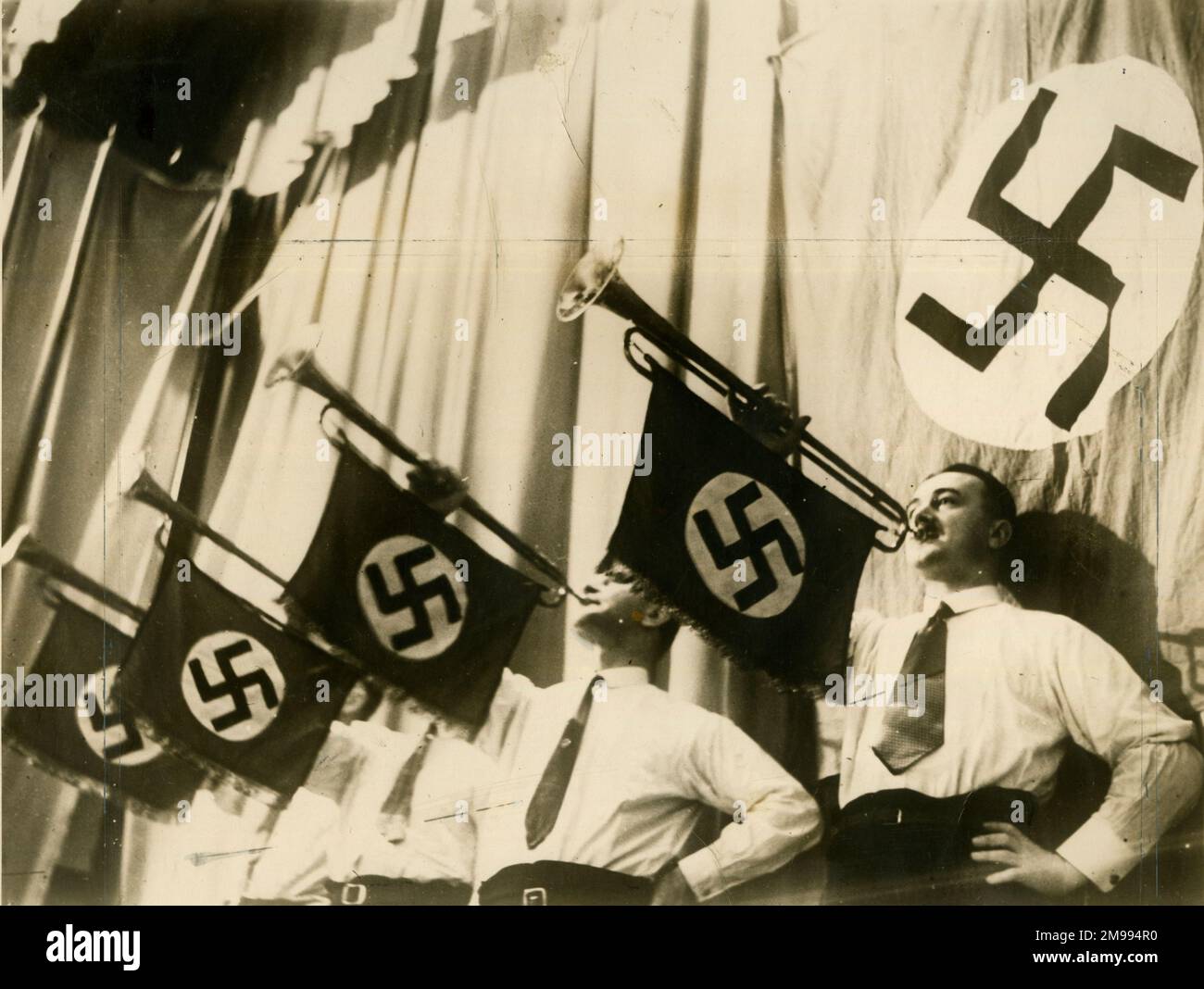 Giovani fascisti in Germania con svastikas e trombe fanfare. Foto Stock