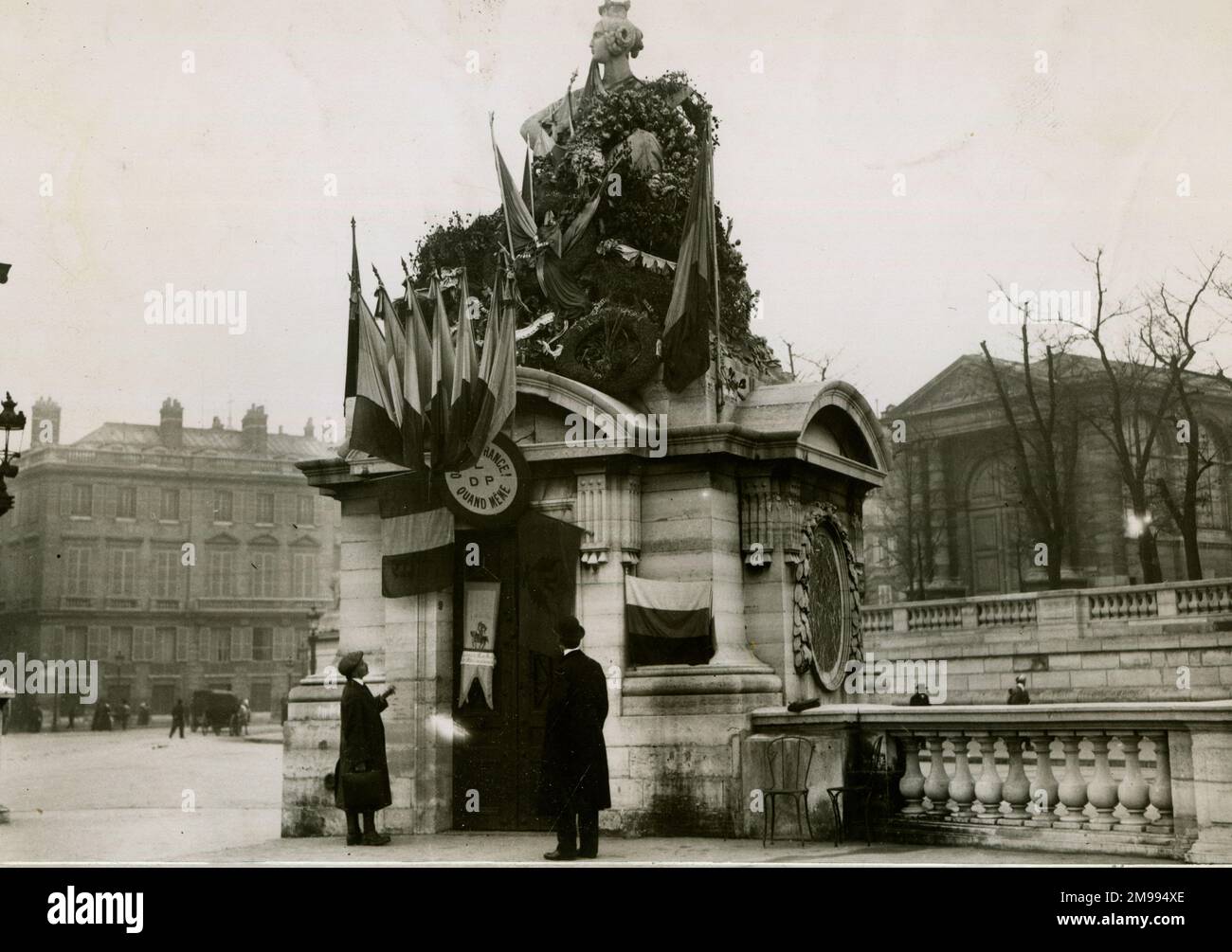 Il Memoriale di Strasburgo in Place de la Concorde, Parigi, Francia, il 14 novembre 1914, nella prima parte della prima guerra mondiale, decorato con bandiere e corone. Il memoriale risale alla guerra franco-prussiana. Foto Stock
