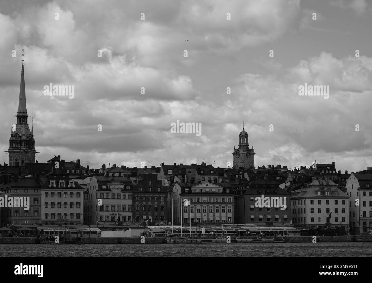 Vista degli edifici della città contro il cielo nuvoloso Foto Stock
